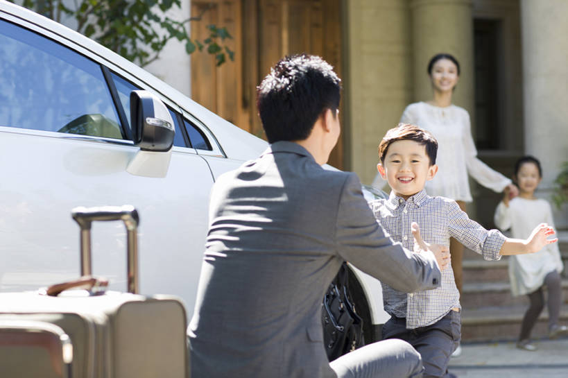 东方人,儿童,成年人,四个人,家庭,夫妻,丈夫,妻子,父母,母亲,父亲,女儿,儿子,兄弟,姐妹,商务人士,商务男性,站,蹲,跑,笑,微笑,露齿笑,横图,室外,白天,衬衫,西装,爱情,商务,时尚,快乐,兴奋,幸福,纯洁,别墅,城市,建筑,汽车,手提箱,北京,中国,亚洲,连接,握,套装,正装,公文包,拉杆箱,旅行箱,房屋,门口,机动车,领带,浪漫,休闲装,现代,刺激,车,小孩,背面,行李,行李箱,箱子,交通工具,轿车,站着,职业,温暖,温馨,父子,母子,一家人,面对面,恩爱,父爱,活力,可爱,母爱,亲密,童年,童趣,握着,运输,恋人,摄影,生长,生活方式,出差,后背,和睦,住房,回家,享乐,关爱,载具,亲情,房地产,商务装,工薪阶层,童真,东亚,烂漫,无邪,陪同,一套,陪伴,天真,男孩,男人,男性,年轻男性,年轻女性,女孩,女人,女性,亚洲人,中国人,孩子,年轻人,夫妇,情侣,全家福,白领,上班族,步行,拥抱,站立,张开手臂,彩图,衬衣,旅行,欢乐,伴侣,融洽,男生,居住区,商务旅行,摆拍,家用车,伴随,bj175