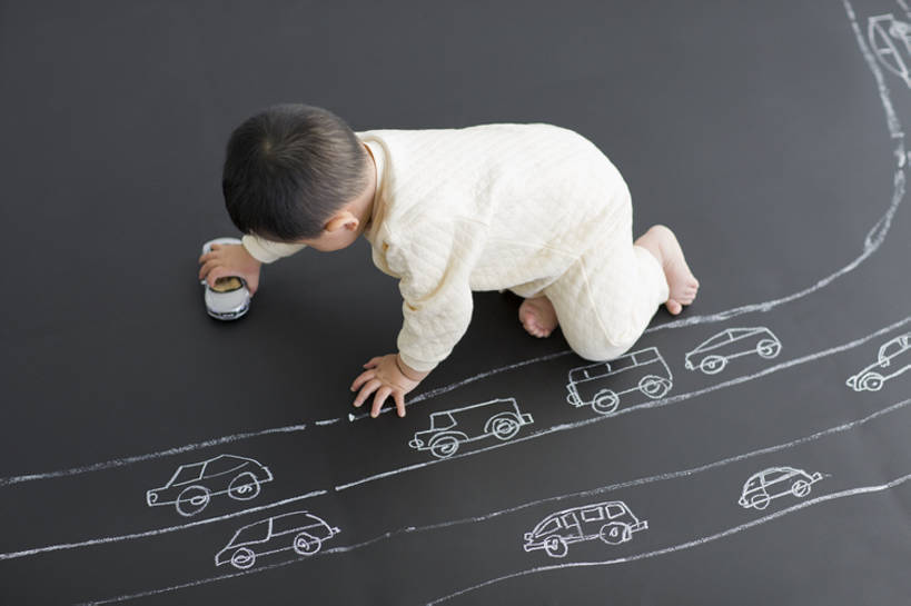 东方人,婴儿,儿童,一个人,横图,室内,白天,婴儿服装,游戏,快乐,幸福,纯洁,街道,路,汽车,北京,中国,亚洲,仅一个人,握,小的,线,交通,教育,玩,注视,休闲装,光脚,现代,婴儿装,小孩,背面,模型,黑板,观察,看,赤脚,爬,可爱,童年,童趣,无辜,握着,运输,摄影,活泼,生长,观看,灵感,后背,察看,创造力,专心,享乐,关注,智力,宝宝,想象,童真,东亚,纯真,烂漫,无邪,发展,粉笔画,伶俐,天真,玩具车,亚洲人,中国人,孩子,画画,彩图,高角度拍摄,全身,婴儿服,欢乐,涂鸦,襁褓,好奇心,bj175