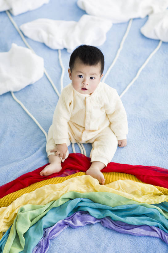 东方人,婴儿,儿童,一个人,坐,竖图,彩色,室内,白天,正面,婴儿服装,游戏,幸福,纯洁,彩虹,纺织品,北京,中国,亚洲,仅一个人,艺术,毯子,云,床单,玩,休闲装,光脚,婴儿装,小孩,天空,概念,赤脚,可爱,乐趣,童年,童趣,无辜,摄影,活泼,生长,五颜六色,灵感,幽默,色彩斑斓,放置,创造力,享乐,智力,宝宝,五彩缤纷,想象,童真,东亚,纯真,烂漫,无邪,纯净,五彩斑斓,构图,五光十色,伶俐,天真,亚洲人,中国人,孩子,坐着,彩图,高角度拍摄,全身,婴儿服,襁褓,细线,好奇心,bj175