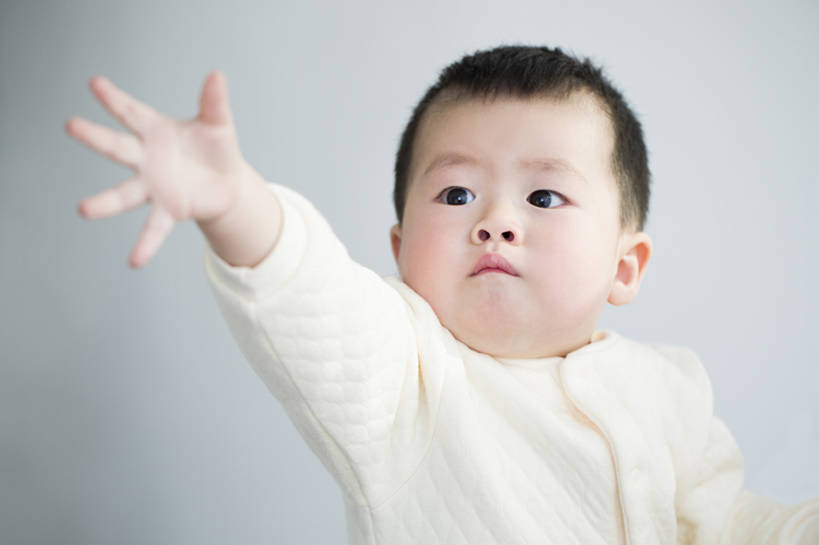 东方人,婴儿,儿童,一个人,横图,特写,留白,抠图,正面,婴儿服装,纯洁,北京,中国,亚洲,仅一个人,灰色背景,休闲装,婴儿装,小孩,向上看,可爱,童年,童趣,无辜,伸手,摄影,活泼,生长,宝宝,童真,东亚,纯真,烂漫,无邪,纯净,柔和,伶俐,天真,亚洲人,中国人,孩子,张开手臂,坐着,半身,彩图,影棚拍摄,婴儿服,襁褓,好奇心,bj175