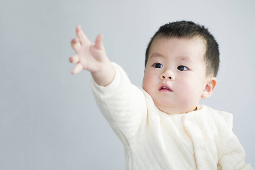 东方人,婴儿,儿童,一个人,横图,特写,留白,抠图,正面,婴儿服装,纯洁,北京,中国,亚洲,仅一个人,灰色背景,休闲装,婴儿装,小孩,向上看,可爱,童年,童趣,无辜,伸手,摄影,活泼,生长,宝宝,童真,东亚,纯真,烂漫,无邪,纯净,柔和,伶俐,天真,亚洲人,中国人,孩子,张开手臂,坐着,半身,彩图,影棚拍摄,婴儿服,襁褓,好奇心,bj175
