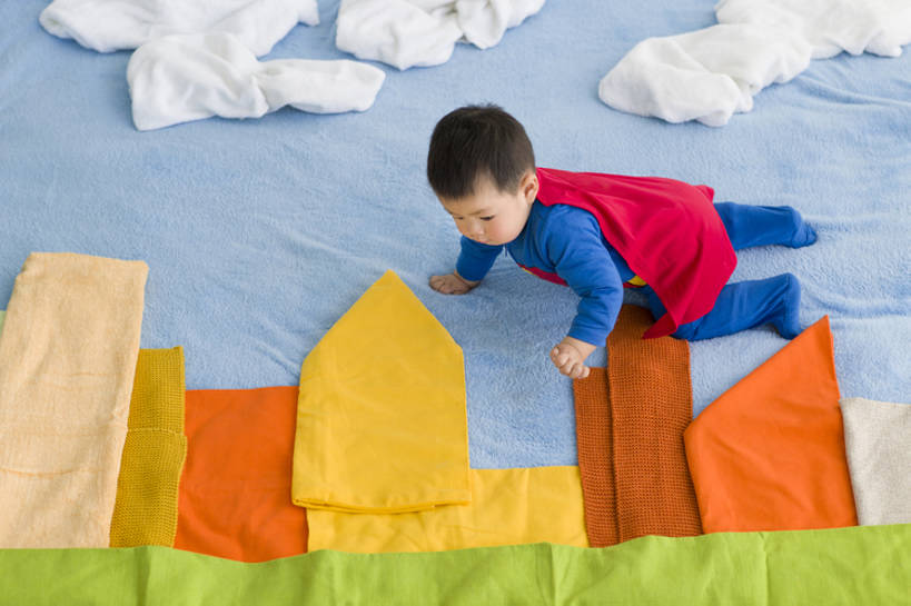 东方人,婴儿,儿童,一个人,横图,彩色,室内,白天,侧面,度假,快乐,幸福,纯洁,美景,城市风光,城市,建筑,纺织品,北京,中国,亚洲,仅一个人,艺术,毯子,景观,云,床单,玩,注视,娱乐,飞,婴儿装,小孩,衣服,天空,观察,看,享受,休闲,概念,爬,景色,放松,活力,可爱,乐趣,童年,童趣,无辜,摄影,活泼,生长,观看,五颜六色,灵感,幽默,色彩斑斓,察看,放置,创造力,酷,享乐,关注,宝宝,超人,五彩缤纷,斗篷,想象,童真,东亚,纯真,烂漫,无邪,纯净,发展,柔和,五彩斑斓,构图,超级英雄,英雄,五光十色,伶俐,天真,亚洲人,中国人,孩子,彩图,高角度拍摄,全身,欢乐,高层建筑,好奇心,bj175