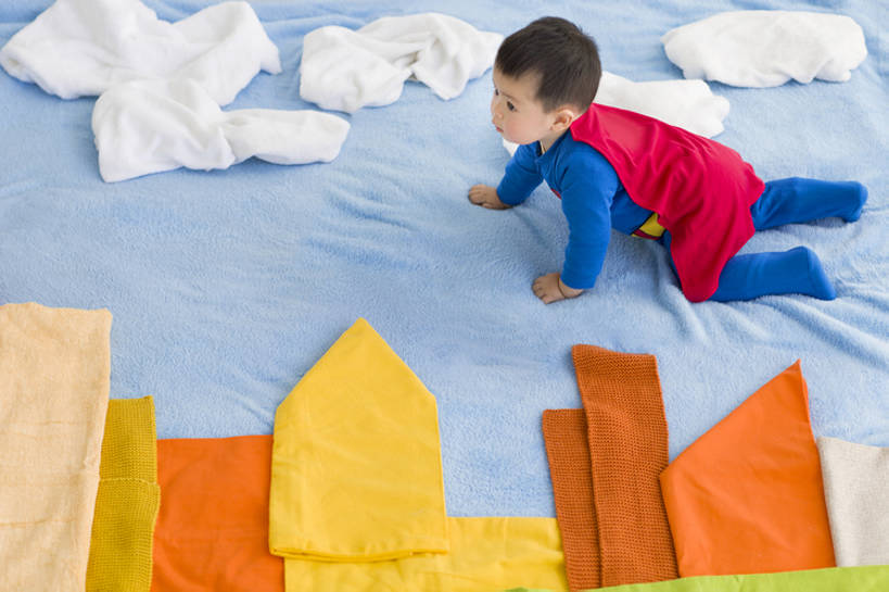 东方人,婴儿,儿童,一个人,横图,彩色,室内,白天,度假,快乐,幸福,纯洁,美景,城市风光,城市,建筑,纺织品,北京,中国,亚洲,仅一个人,艺术,毯子,景观,云,床单,玩,注视,娱乐,飞,婴儿装,小孩,背面,衣服,天空,观察,看,享受,休闲,概念,爬,景色,放松,活力,可爱,乐趣,童年,童趣,无辜,摄影,活泼,生长,观看,五颜六色,灵感,幽默,色彩斑斓,察看,放置,创造力,酷,享乐,关注,宝宝,超人,五彩缤纷,斗篷,想象,童真,东亚,纯真,烂漫,无邪,纯净,发展,柔和,五彩斑斓,构图,超级英雄,英雄,五光十色,伶俐,天真,亚洲人,中国人,孩子,彩图,高角度拍摄,全身,欢乐,高层建筑,好奇心,bj175