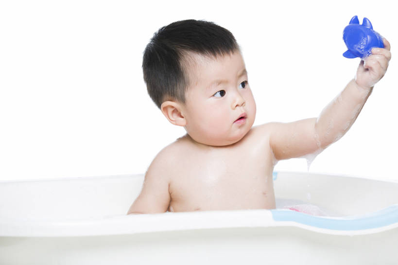 东方人,婴儿,儿童,裸体,一个人,横图,留白,抠图,白色背景,正面,快乐,幸福,纯洁,玩具,北京,中国,亚洲,仅一个人,湿,握,肥皂泡,玩,干净,小孩,泡泡,健康,浴盆,可爱,童年,童趣,无辜,握着,摄影,活泼,生长,生活方式,婴儿用品,卫生,享乐,关爱,宝宝,童真,东亚,纯真,烂漫,无邪,纯净,柔和,伶俐,天真,亚洲人,中国人,孩子,清洗,洗涤,张开手臂,坐着,半身,彩图,影棚拍摄,欢乐,婴儿浴盆,好奇心,bj175