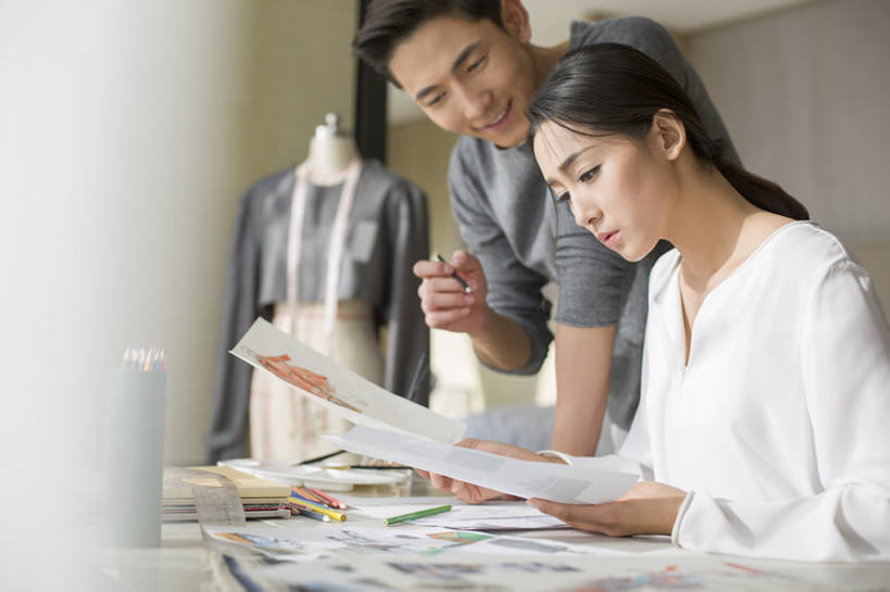 东方人,成年人,两个人,丈夫,妻子,同事,商务人士,设计师,裁缝,办公室,家,笑,微笑,露齿笑,横图,室内,白天,正面,爱情,商务,时尚,讨论,快乐,幸福,成功,合作,团队,集体,信心,技术,桌子,城市,笔筒,纺织品,北京,中国,亚洲,连接,弯腰,握,准备,工作,人造模特,纸,房屋,办公用品,利益,浪漫,注视,休闲装,现代,书桌,队伍,文具,衣服,笔记本,画笔,卷尺,铅笔,容器,学习用品,观察,教,看,站着,职业,独立,温暖,温馨,团体,器皿,比较,恩爱,亲密,想,握着,恋人,创意,摄影,奋斗,生活方式,道具,观看,指导,技巧,储藏,灵感,女装,协助,文具用品,和睦,愿望,察看,组织,创造力,专心,调色板,领导,指着,住房,享乐,工作室,成就,储存,关注,着色,努力,手艺,忙碌,合伙,领袖,草图,创新,东亚,陪同,服装模特,时装模特,模特道具,时装道具,展示道具,服装模特道具,陈列道具,新意,理想,式样,技能,技艺,陪伴,想法,企业家,插笔器具,文房用具,男人,男性,年轻男性,年轻女性,女人,女性,亚洲人,中国人,年轻人,情侣,白领,美术设计员,设计,设计家,设计者,画画,说话,坐着,彩图,欢乐,妙技,伴侣,融洽,贮存,彩色铅笔,本领,纺织工业,产品设计,伴随,bj175