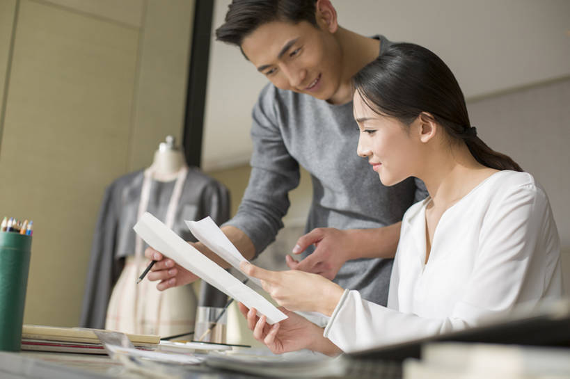 东方人,成年人,两个人,丈夫,妻子,同事,商务人士,设计师,裁缝,办公室,家,笑,微笑,露齿笑,横图,室内,白天,正面,爱情,商务,时尚,讨论,快乐,幸福,成功,合作,团队,集体,信心,技术,桌子,城市,笔筒,纺织品,北京,中国,亚洲,连接,弯腰,握,准备,工作,人造模特,纸,房屋,办公用品,利益,浪漫,注视,休闲装,现代,书桌,队伍,文具,衣服,卷尺,铅笔,容器,学习用品,观察,教,看,站着,职业,独立,温暖,温馨,团体,器皿,比较,恩爱,亲密,想,握着,恋人,创意,摄影,奋斗,生活方式,道具,观看,指导,技巧,储藏,灵感,女装,协助,文具用品,和睦,愿望,察看,组织,创造力,专心,领导,住房,享乐,工作室,成就,储存,关注,努力,手艺,忙碌,合伙,领袖,草图,创新,东亚,陪同,服装模特,时装模特,模特道具,时装道具,展示道具,服装模特道具,陈列道具,新意,理想,式样,技能,技艺,陪伴,想法,企业家,插笔器具,文房用具,男人,男性,年轻男性,年轻女性,女人,女性,亚洲人,中国人,年轻人,情侣,白领,美术设计员,设计,设计家,设计者,画画,说话,坐着,彩图,欢乐,妙技,伴侣,融洽,贮存,彩色铅笔,本领,纺织工业,产品设计,伴随,bj175