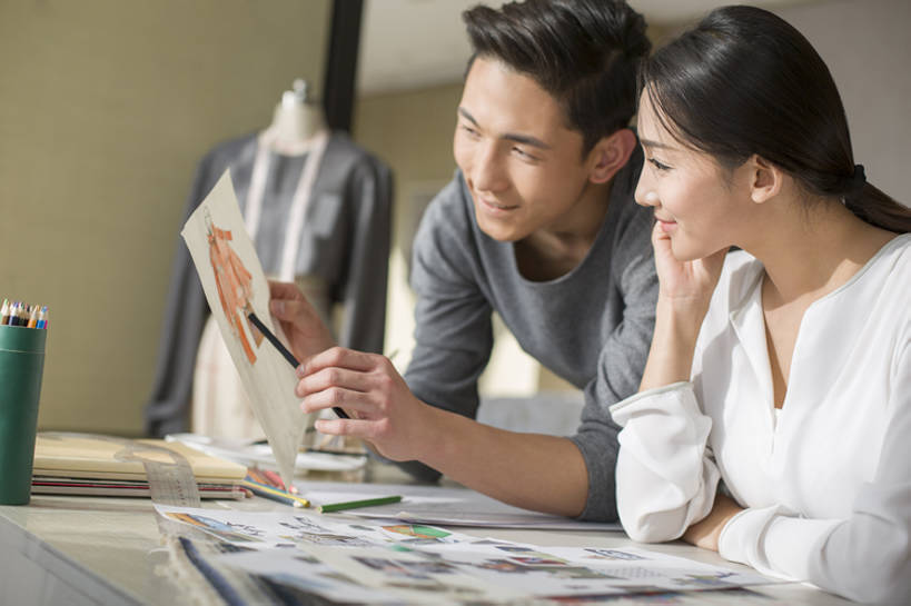 东方人,成年人,两个人,丈夫,妻子,同事,商务人士,设计师,裁缝,办公室,家,微笑,横图,室内,白天,正面,爱情,商务,时尚,讨论,快乐,幸福,成功,合作,团队,集体,信心,技术,桌子,城市,笔筒,纺织品,北京,中国,亚洲,撑,连接,弯腰,握,准备,工作,人造模特,纸,房屋,办公用品,利益,浪漫,托腮,休闲装,现代,书桌,队伍,文具,衣服,笔记本,画笔,卷尺,铅笔,容器,学习用品,教,看,托,站着,职业,独立,温暖,温馨,团体,器皿,比较,恩爱,亲密,想,握着,恋人,创意,摄影,介绍,奋斗,生活方式,道具,指导,技巧,储藏,灵感,女装,协助,文具用品,和睦,愿望,组织,创造力,专心,调色板,领导,指着,住房,享乐,工作室,成就,储存,着色,托下巴,努力,出示,手艺,忙碌,合伙,领袖,草图,创新,东亚,陪同,服装模特,时装模特,模特道具,时装道具,展示道具,服装模特道具,陈列道具,新意,理想,式样,技能,技艺,陪伴,想法,美术工艺,企业家,插笔器具,文房用具,男人,男性,年轻男性,年轻女性,女人,女性,亚洲人,中国人,年轻人,情侣,白领,美术设计员,设计,设计家,设计者,画画,说话,坐着,半身,彩图,欢乐,妙技,伴侣,融洽,贮存,彩色铅笔,本领,纺织工业,产品设计,伴随,bj175