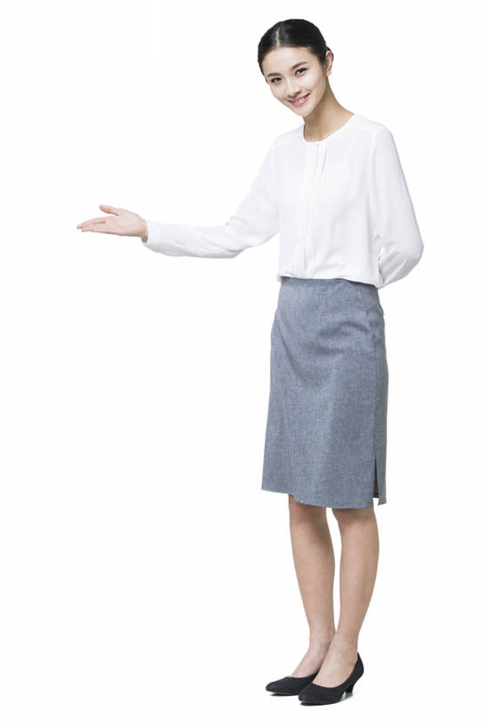东方人,成年人,一个人,商务人士,服务员,商务女性,笑,微笑,露齿笑,竖图,白天,抠图,白色背景,正面,裙子,商务,快乐,幸福,热情,信心,技术,北京,中国,亚洲,仅一个年轻女性,仅一个女性,仅一个人,正装,工作,注视,方向,观察,看,手势,站着,职业,服务,摄影,介绍,生活方式,观看,技巧,礼节,察看,高雅,享乐,关注,问候,出示,手艺,东亚,背手,尊敬,接待员,技能,技艺,年轻女性,女人,女性,亚洲人,中国人,年轻人,白领,服务生,侍者,张开手臂,彩图,全身,影棚拍摄,欢乐,妙技,打手势,本领,bj175