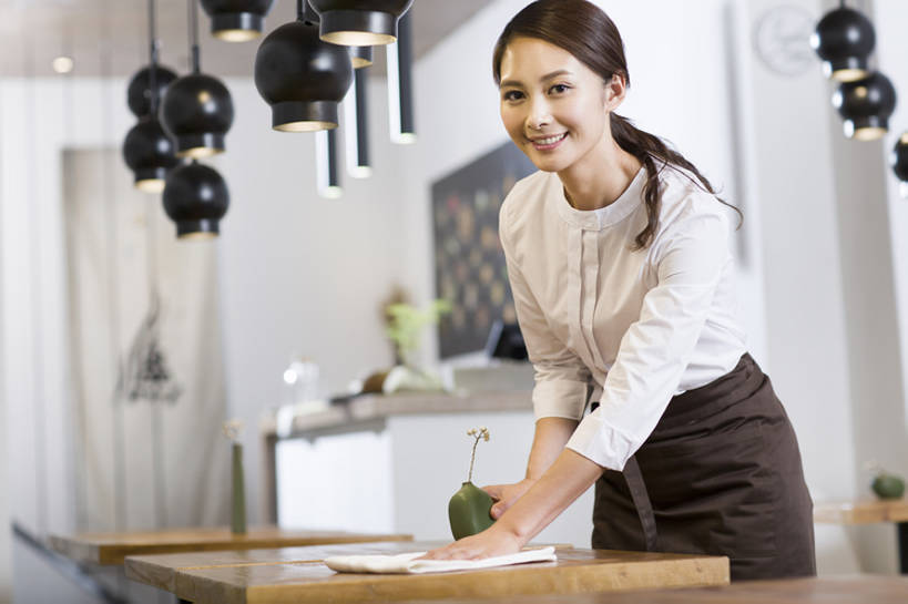 东方人,成年人,一个人,服务员,商店,笑,微笑,露齿笑,横图,室内,正面,制服,时尚,快乐,幸福,热情,信心,餐桌,桌子,北京,中国,亚洲,仅一个年轻女性,仅一个女性,仅一个人,擦,弯腰,握,装饰,工作,围裙,注视,干净,抹布,现代,饮食,吊灯,餐饮,灯,毛巾,观察,看,站着,职业,休闲,服务,握着,摄影,生活方式,观看,照亮,察看,享乐,膳食,关注,咖啡店,东亚,年轻女性,女人,女性,亚洲人,中国人,年轻人,服务生,侍者,彩图,欢乐,餐馆,咖啡馆,bj175