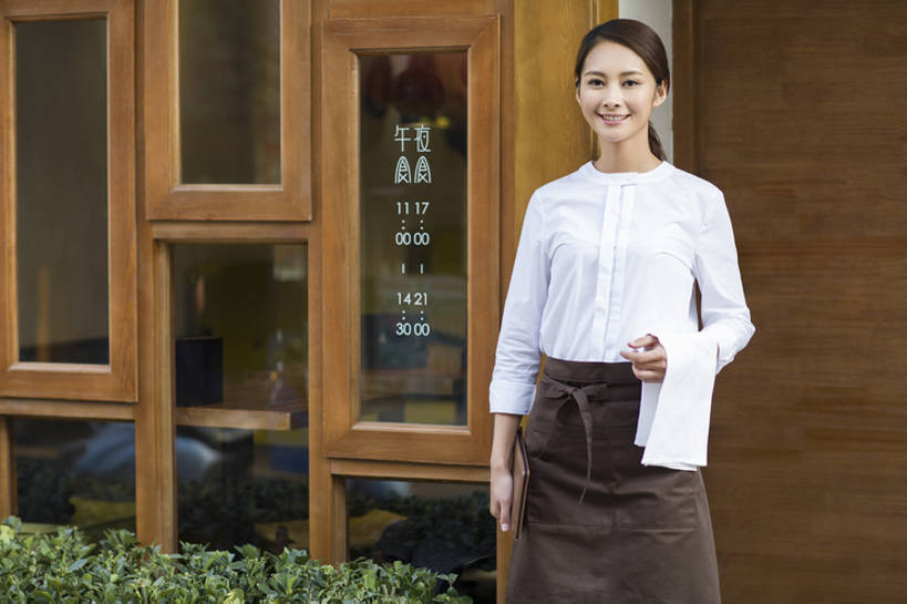 东方人,成年人,一个人,服务员,商店,笑,微笑,露齿笑,横图,室外,白天,正面,制服,快乐,幸福,热情,信心,窗户,门,建筑,北京,中国,亚洲,仅一个年轻女性,仅一个女性,仅一个人,握,工作,围裙,门口,注视,抹布,现代,饮食,餐饮,菜单,毛巾,观察,看,站着,职业,休闲,服务,握着,摄影,生活方式,观看,察看,高雅,享乐,膳食,关注,咖啡店,东亚,技能,年轻女性,女人,女性,亚洲人,中国人,年轻人,服务生,侍者,彩图,欢乐,餐馆,咖啡馆,bj175