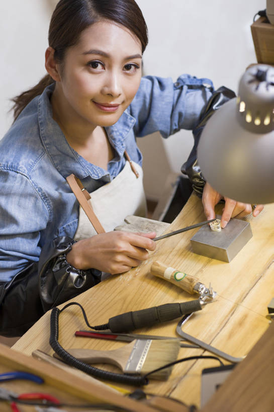 东方人,成年人,脸,头,脸颊,一个人,设计师,办公室,微笑,竖图,室内,正面,奢侈,时尚,快乐,幸福,集体,技术,台灯,桌子,金属制品,珠宝,北京,中国,亚洲,仅一个年轻女性,仅一个女性,仅一个人,握,装饰,工作,金属,雕刻,工具,矿石,器材,银色,艺术品,利益,注视,休闲装,现代,肩膀,装饰品,戒指,工艺品,观察,看,向上看,做,职业,团体,握着,财富,创意,摄影,奋斗,生活方式,观看,技巧,修理,昂贵,制造,贵重,愿望,察看,组织,创造力,珠宝商,宝石,享乐,工作室,关注,华贵,坚定,努力,手艺,忙碌,工作台,创新,东亚,珠宝店,手工具,新意,工匠,理想,宝贵,技能,技艺,美术工艺,企业家,年轻女性,女人,女性,亚洲人,中国人,年轻人,头部,脸部,脸蛋,面部,美术设计员,设计,设计家,设计者,坐着,彩图,高角度拍摄,欢乐,妙技,本领,人工宝石,人造宝石,产品设计,bj175