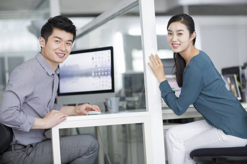 东方人,成年人,两个人,同事,商务人士,商务男性,商务女性,办公室,笑,微笑,露齿笑,横图,室内,白天,侧面,衬衫,商务,快乐,幸福,成功,合作,团队,集体,信心,鼠标,互联网,技术,桌子,城市,北京,中国,亚洲,连接,敲打,套装,工作,屏幕,办公用品,联系,二郎腿,注视,休闲装,输入,现代,书桌,队伍,打字,观察,看,职业,办公大楼,亲密,摄影,生活方式,观看,点击,敲击,察看,领导,享乐,企业,公司,成就,关注,隔间,商务装,网上冲浪,合伙,领袖,工薪阶层,东亚,陪同,无线电技术,陪伴,按键,计算机,男人,男性,年轻男性,年轻女性,女人,女性,亚洲人,中国人,年轻人,白领,上班族,坐着,彩图,衬衣,欢乐,办公室职员,开领,伴随,bj175