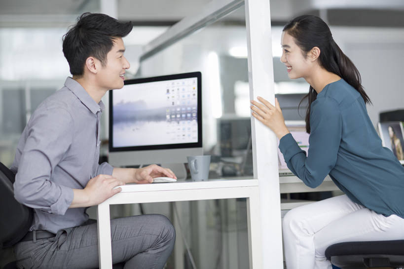 东方人,成年人,两个人,同事,商务人士,商务男性,商务女性,办公室,笑,微笑,露齿笑,横图,室内,白天,侧面,衬衫,商务,讨论,快乐,幸福,成功,合作,团队,集体,信心,鼠标,互联网,技术,桌子,城市,北京,中国,亚洲,连接,敲打,套装,工作,屏幕,办公用品,联系,二郎腿,休闲装,输入,现代,书桌,队伍,打字,职业,面对面,办公大楼,亲密,摄影,生活方式,点击,敲击,领导,享乐,企业,公司,成就,隔间,商务装,网上冲浪,合伙,领袖,工薪阶层,东亚,陪同,无线电技术,陪伴,按键,计算机,男人,男性,年轻男性,年轻女性,女人,女性,亚洲人,中国人,年轻人,白领,上班族,说话,坐着,彩图,衬衣,欢乐,办公室职员,开领,伴随,bj175