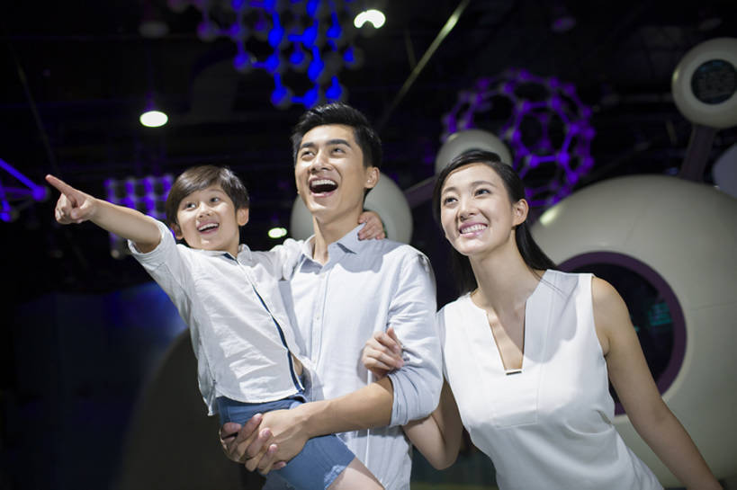 东方人,儿童,成年人,三个人,家庭,丈夫,妻子,父母,母亲,父亲,儿子,博物馆,站,举,笑,微笑,露齿笑,横图,室内,白天,正面,度假,快乐,兴奋,幸福,纯洁,神秘,科技,北京,中国,亚洲,行人,游客,游人,连接,科学,屏幕,器材,教育,玩,休闲装,路人,旅客,刺激,小孩,自然,看,手势,站着,张嘴,休闲,温暖,温馨,一家人,可爱,乐趣,亲密,探索,童年,童趣,搭,摄影,介绍,生长,生活方式,展览,和睦,眼球,指着,知识,享乐,搭着,关爱,科技馆,亲情,出示,张大嘴巴,童真,东亚,烂漫,无邪,陪同,陪伴,过客,无忧无虑,天真,男孩,男人,男性,年轻男性,年轻女性,女人,女性,亚洲人,中国人,孩子,年轻人,情侣,张开嘴,休闲活动,拥抱,站立,张开手臂,半身,彩图,旅行,欢乐,融洽,男生,打手势,中国科技馆,好奇心,伴随,bj175
