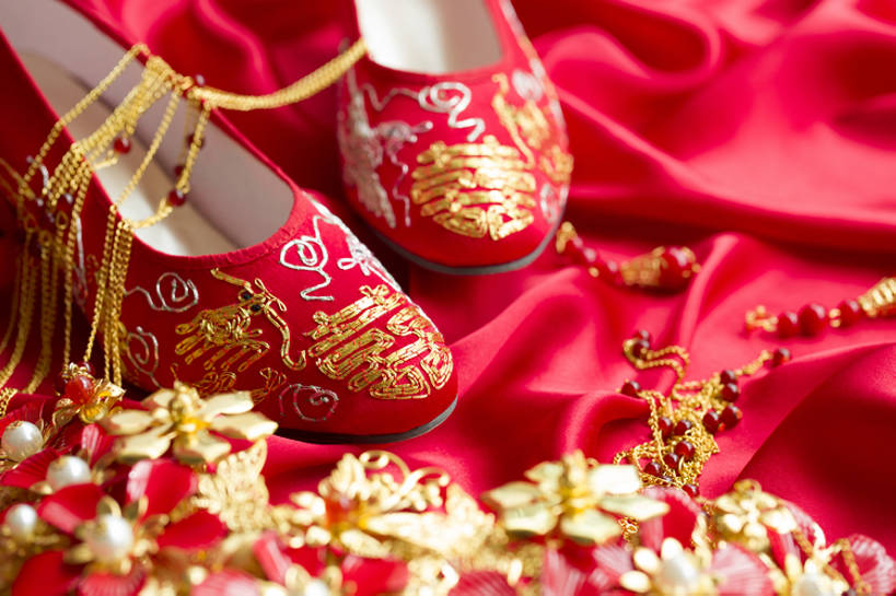 无人,横图,特写,留白,婚礼,快乐,幸福,运气,桌子,静物,鞋子,纺织品,珠宝,刺绣,北京,中国,亚洲,准备,风俗,庆祝,装饰,艺术品,一对,古典,结婚,浪漫,传统,桌布,古代,红色,装饰物,工艺品,喜庆,汉字,精神,财富,摄影,绣花鞋,纪念,凤冠,耳坠,仪式,风格,中国文化,手艺,典礼,古典风格,喜字,东亚,凤冠霞帔,式样,制度,美术工艺,彩图,影棚拍摄,传统服装,高兴,金子,传统文化,嫁妆,bj175