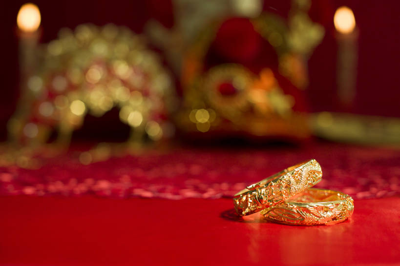 无人,横图,特写,留白,婚礼,快乐,幸福,运气,桌子,静物,珠宝,北京,中国,亚洲,准备,风俗,庆祝,装饰,龙,符号,艺术品,一对,古典,结婚,浪漫,传统,桌布,古代,红色,工艺品,概念,喜庆,精神,财富,摄影,手镯,纪念,仪式,风格,中国文化,手艺,典礼,古典风格,东亚,制度,美术工艺,彩图,影棚拍摄,高兴,金子,传统文化,菲尼克斯市,嫁妆,bj175