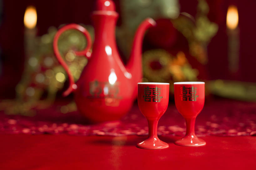 无人,横图,特写,留白,婚礼,快乐,幸福,运气,桌子,静物,杯子,北京,中国,亚洲,风俗,庆祝,装饰,壶,酒壶,酒类,一对,古典,结婚,浪漫,传统,桌布,饮料,红色,酒杯,容器,喜庆,汉字,精神,摄影,纪念,储藏,仪式,风格,葡萄酒杯,储存,中国文化,交杯酒,典礼,古典风格,喜字,东亚,制度,彩图,影棚拍摄,高兴,贮存,传统文化,bj175