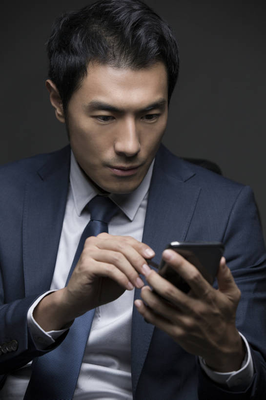 东方人,成年人,一个人,商务人士,商务男性,竖图,正面,衬衫,西装,商务,智慧,成功,信心,技术,手机,北京,中国,亚洲,仅一个男性,仅一个人,连接,握,写,黑色背景,套装,正装,领带,联系,注视,仅一个年轻男性,观察,看,职业,握着,财富,摄影,生活方式,观看,权威,察看,便利,领导,酷,经理,成就,关注,发短信,华贵,商务装,工薪阶层,智能手机,东亚,一套,无线电技术,把握,认真,男人,男性,年轻男性,亚洲人,中国人,年轻人,白领,上班族,触摸,沟通,坐着,半身,彩图,影棚拍摄,衬衣,首席执行官,上层阶级,数码笔,掌控,bj175
