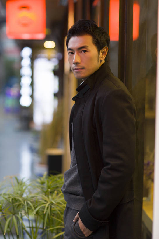 东方人,成年人,一个人,竖图,室外,侧面,度假,时尚,成功,信心,美景,城市风光,城市,北京,中国,亚洲,仅一个男性,仅一个人,景观,注视,休闲装,娱乐,外套,仅一个年轻男性,黄昏,观察,看,站着,享受,休闲,景色,放松,财富,摄影,生活方式,观看,照亮,察看,高雅,酷,成就,都市风光,关注,华贵,肖像,东亚,认真,男人,男性,年轻男性,亚洲人,中国人,年轻人,外衣,两手抄兜,彩图,bj175