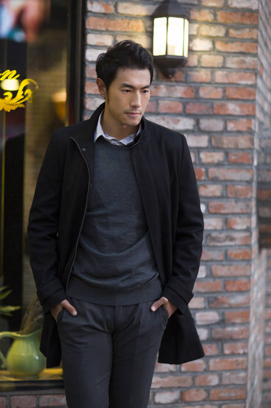 东方人,成年人,一个人,竖图,室外,正面,度假,时尚,成功,信心,美景,城市风光,城市,北京,中国,亚洲,仅一个男性,仅一个人,墙,景观,休闲装,娱乐,砖墙,外套,仅一个年轻男性,黄昏,站着,享受,休闲,思考,景色,放松,想,财富,摄影,生活方式,高雅,酷,成就,都市风光,华贵,东亚,认真,男人,男性,年轻男性,亚洲人,中国人,年轻人,外衣,两手抄兜,彩图,bj175