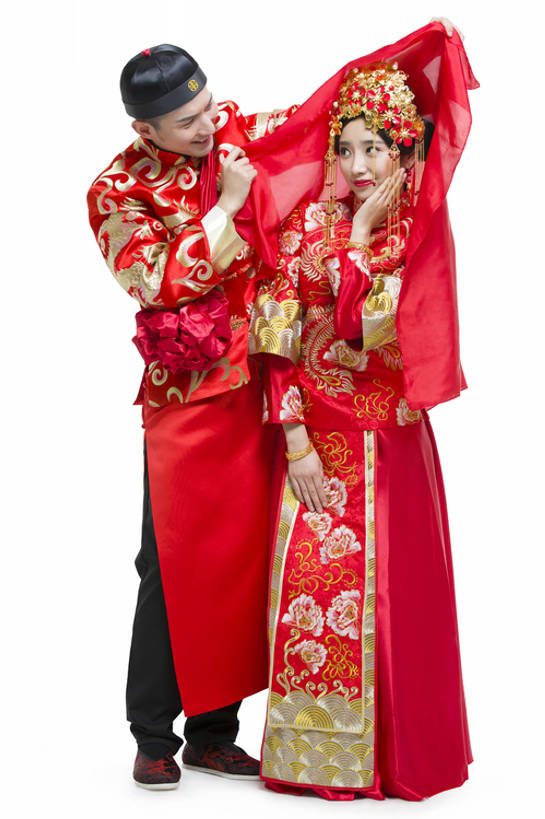 东方人,成年人,两个人,夫妻,丈夫,妻子,新娘,新郎,笑,微笑,露齿笑,竖图,抠图,白色背景,正面,婚纱,爱情,婚礼,快乐,兴奋,幸福,运气,帽子,纺织品,珠宝,刺绣,北京,中国,亚洲,覆盖,连接,握,花纹,风俗,庆祝,装饰,龙,符号,丝绸,头饰,图案,古典,结婚,浪漫,传统,刺激,红色,装饰物,打开,站着,概念,温暖,温馨,喜庆,面对面,恩爱,活力,精神,亲密,握着,恋人,摄影,生活方式,面纱,纪念,凤冠,和睦,享乐,仪式,风格,中国文化,典礼,蜜月,古典风格,东亚,陪同,新婚,凤冠霞帔,害臊,含羞,怕羞,制度,陪伴,开端,害羞,男人,男性,年轻男性,年轻女性,女人,女性,亚洲人,中国人,年轻人,夫妇,情侣,彩图,全身,影棚拍摄,传统服装,爱,高兴,欢乐,深情,伴侣,唐装,融洽,金子,传统文化,订婚,菲尼克斯市,伴随,bj175