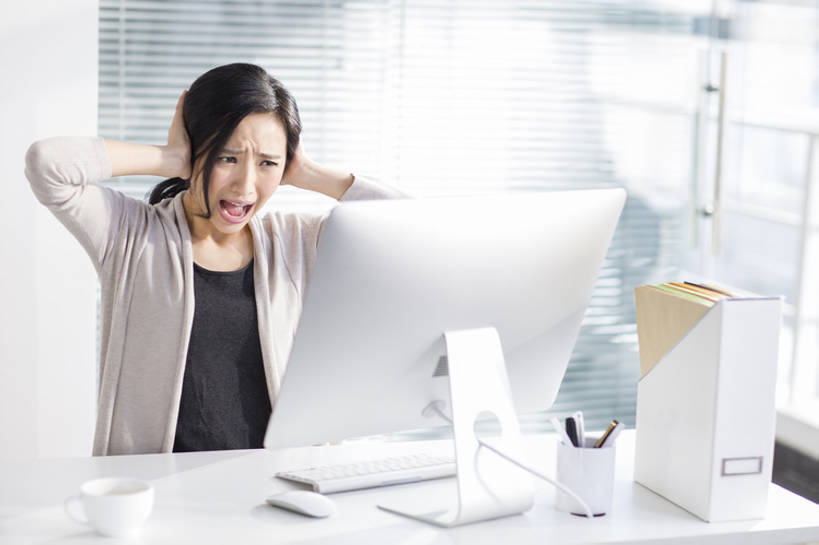 咖啡,东方人,成年人,一个人,商务人士,商务女性,办公室,摸,横图,室内,白天,正面,商务,电脑,显示器,鼠标,键盘,互联网,技术,桌子,城市,杯子,笔筒,北京,中国,亚洲,仅一个年轻女性,仅一个女性,仅一个人,抚摸,敲打,沮丧,生气,工作,网络,文件,百叶窗,办公用品,咖啡杯,大喊,休闲装,输入,输入设备,通讯设备,现代,容器,打字,看,张嘴,职业,表情,皱眉,器皿,台式电脑,百叶帘,办公大楼,压力,遮,遮掩,愤怒,摄影,生活方式,储藏,点击,失望,恼怒,悲伤,敲击,掩盖,愤慨,伤心,遮挡,绝望,难过,怒气,气愤,企业,公司,忧虑,储存,发怒,怒火,消极,通信设备,问题,情绪,脾气,张大嘴巴,输出设备,东亚,遮盖,忿怒,怨恨,强烈,挫败,悲哀,掩饰,无线电技术,哀痛,悲戚,悲痛,气忿,愤恨,肝火,插笔器具,文房用具,电脑一体机,激动,按键,电脑键盘,计算机,年轻女性,女人,女性,亚洲人,中国人,年轻人,白领,玻璃杯,张开嘴,触摸,接触,坐着,半身,彩图,贮存,办公室职员,捂住,bj175