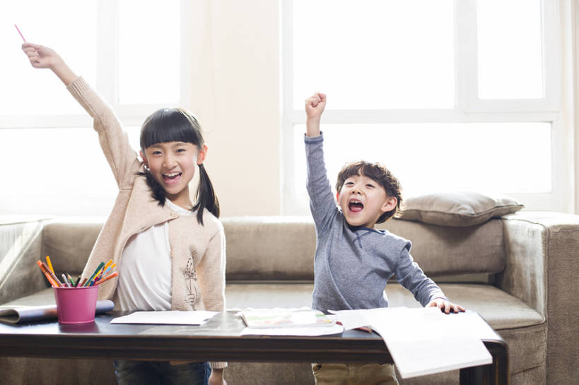 东方人,儿童,两个人,四个人,家庭,夫妻,母亲,父亲,儿子,兄弟,姐妹,家,客厅,站,举,笑,横图,室内,白天,正面,爱情,快乐,兴奋,幸福,纯洁,成功,家具,沙发,桌子,城市,建筑,北京,中国,亚洲,握,学习,欢呼,并排,纸,房屋,公寓,教育,浪漫,注视,休闲装,练习本,现代,书桌,刺激,小孩,教科书,铅笔,观察,看,托,站着,张嘴,休闲,家庭作业,温暖,温馨,父子,母子,一家人,恩爱,父爱,可爱,母爱,亲密,童年,童趣,握着,恋人,摄影,生长,生活方式,观看,和睦,察看,起居室,住房,享乐,关注,房地产,逆光,张大嘴巴,童真,东亚,烂漫,无邪,陪同,完成,陪伴,无忧无虑,天真,男孩,男人,男性,年轻男性,年轻女性,女孩,女人,女性,亚洲人,中国人,孩子,年轻人,夫妇,情侣,张开嘴,画画,举起,举手,举着,向上举,向上伸,向上托,站立,张开手臂,彩图,欢乐,伴侣,融洽,彩色铅笔,男生,居住区,伴随,bj175