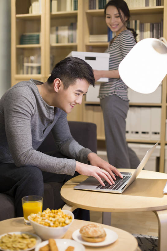 果汁,东方人,成年人,两个人,家庭,丈夫,妻子,家,客厅,笑,微笑,露齿笑,竖图,室内,夜晚,侧面,爱情,家务,快乐,幸福,笔记本电脑,互联网,技术,家具,沙发,书架,桌子,杯子,北京,中国,亚洲,连接,敲打,握,房屋,公寓,食品,饮品,浪漫,联系,注视,休闲装,输入,现代,小吃,饮食,灯,盒子,食物,饮料,落地灯,打字,观察,看,站着,休闲,温暖,温馨,一家人,爆米花,恩爱,放松,亲密,握着,恋人,摄影,生活方式,观看,点击,敲击,明亮,和睦,察看,便利,起居室,住房,享乐,上瘾,关注,可口,房地产,网上冲浪,家居服,东亚,陪同,软垫,无线电技术,适口,陪伴,上网,按键,计算机,男人,男性,年轻男性,年轻女性,女人,女性,亚洲人,中国人,年轻人,情侣,玻璃杯,休闲活动,沟通,坐着,彩图,欢乐,伴侣,融洽,伴随,bj175