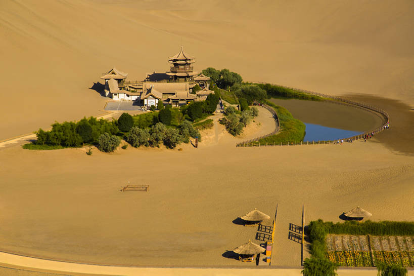 无人,横图,室外,白天,旅游,度假,湖,湖泊,美景,名胜古迹,沙漠,水,植物,标志建筑,地标,建筑,敦煌,中国,亚洲,遗迹,沙子,池塘,地形,湖面,景观,水流,水面,建筑群,古典,古迹,历史,文物,娱乐,建设,传统,古建筑,古代,黄色,绿色,风景,自然,湖水,享受,休闲,旅游胜地,景色,放松,摄影,绿洲,宁静,光滑,生态,干旱,旧的,贫瘠,中国文化,自然风光,干的,古典风格,古文明,东亚,远古,地貌,甘肃省,丝绸之路,细腻,平滑,古代文明,亭台楼阁,自然地理,彩图,旅行,传统文化,建筑结构,广角,bj175