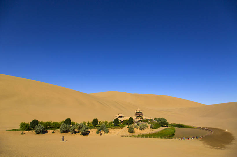 无人,横图,室外,白天,旅游,度假,湖,湖泊,美景,名胜古迹,沙漠,山,水,植物,标志建筑,地标,建筑,敦煌,中国,亚洲,曲折,遗迹,沙子,池塘,地形,湖面,景观,水流,水面,建筑群,沙丘,古典,古迹,历史,文物,娱乐,建设,传统,古建筑,古代,黄色,蓝色,绿色,风景,蓝天,天空,自然,湖水,享受,休闲,旅游胜地,景色,放松,摄影,绿洲,宁静,环境,生态,干旱,旧的,贫瘠,中国文化,自然风光,干的,古典风格,古文明,东亚,远古,地貌,甘肃省,丝绸之路,坎坷,崎岖,古代文明,亭台楼阁,自然地理,彩图,旅行,鸣沙山,传统文化,建筑结构,广角,bj175