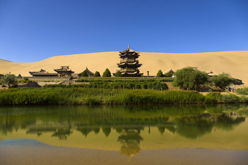 无人,横图,室外,白天,旅游,度假,湖,湖泊,美景,名胜古迹,沙漠,山,水,植物,标志建筑,地标,建筑,敦煌,中国,亚洲,曲折,遗迹,反射,沙子,池塘,地形,湖面,景观,水流,水面,建筑群,沙丘,古典,古迹,历史,文物,娱乐,建设,传统,古建筑,草,树,古代,黄色,蓝色,绿色,风景,蓝天,天空,自然,湖水,享受,休闲,旅游胜地,景色,放松,茂密,摄影,茂盛,绿洲,宁静,环境,生态,干旱,旧的,中国文化,自然风光,干的,古典风格,古文明,东亚,远古,地貌,甘肃省,丝绸之路,坎坷,崎岖,古代文明,亭台楼阁,自然地理,彩图,旅行,鸣沙山,传统文化,建筑结构,广角,bj175