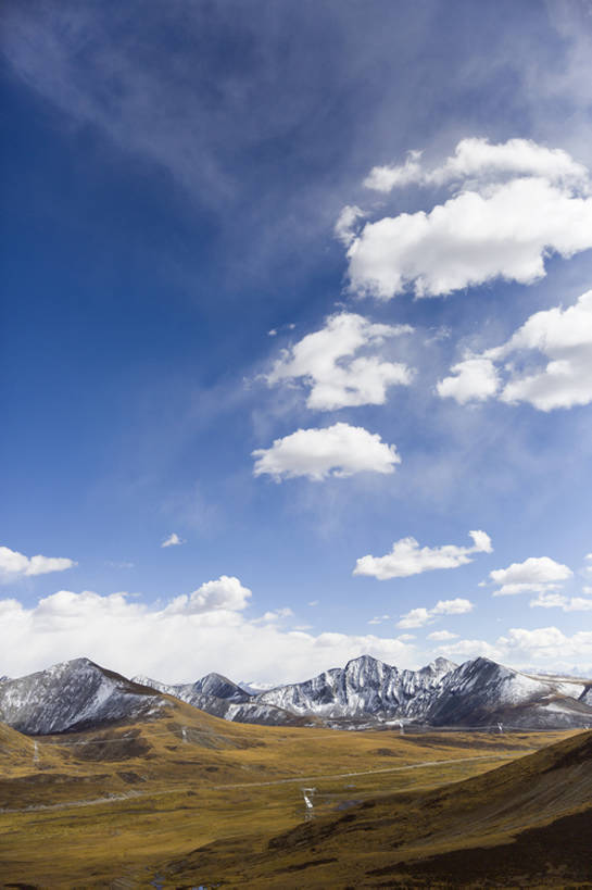 无人,竖图,室外,白天,留白,旅游,度假,草地,草原,美景,山,山脉,雪,雪山,中国,亚洲,曲折,地形,景观,陆地,山顶,山坡,云,山谷,云层,娱乐,西藏,草,蓝色,风景,天空,自然,享受,休闲,景色,放松,摄影,宁静,环境,自然风光,自然现象,东亚,西藏自治区,地貌,青藏高原,坎坷,崎岖,地质学,自然地理,彩图,旅行,唐古拉山,广角,bj175