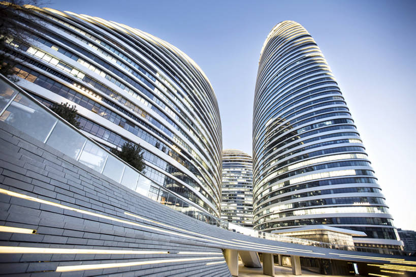 无人,横图,室外,白天,仰视,度假,美景,窗户,城市风光,标志建筑,城市,地标,建筑,北京,中国,亚洲,弯曲,艺术,景观,建筑群,娱乐,建设,现代,蓝色,风景,蓝天,天空,享受,休闲,办公大楼,景色,放松,摄影,建造,人行桥,都市风光,高架桥,东亚,玻璃杯,彩图,低角度拍摄,高层建筑,建筑结构,广角,望京,望京SOHO,bj175