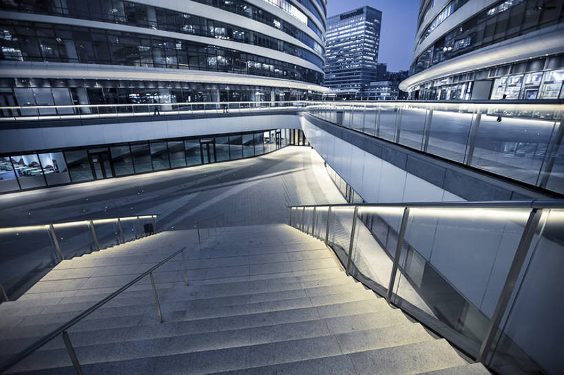 无人,栏杆,横图,室外,度假,美景,窗户,楼梯,城市风光,标志建筑,城市,地标,建筑,北京,中国,亚洲,弯曲,艺术,阶梯,景观,建筑群,桥,娱乐,建设,现代,台阶,风景,天空,黄昏,享受,休闲,办公大楼,景色,放松,摄影,建造,人行桥,照亮,都市风光,高架桥,东亚,玻璃杯,彩图,高层建筑,建筑结构,广角,望京,望京SOHO,bj175