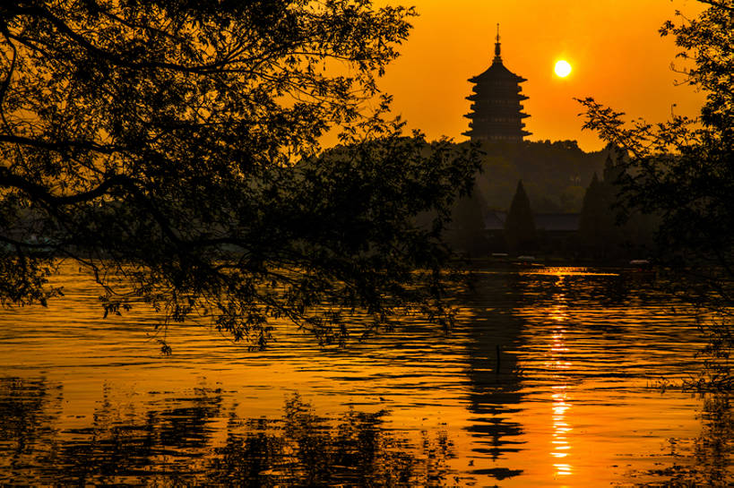无人,横图,室外,旅游,度假,湖,美景,名胜古迹,日落,水,太阳,标志建筑,地标,建筑,西湖,日光,中国,亚洲,反射,景观,水面,建筑群,塔,古典,历史,娱乐,建设,传统,宝塔,树,浙江省,古代,风景,天空,自然,黄昏,享受,休闲,旅游胜地,景色,放松,摄影,杭州,宁静,尖塔,旧的,中国文化,自然风光,古典风格,逆光,东亚,远古,雷峰塔,彩图,旅行,金子,传统文化,建筑结构,bj175