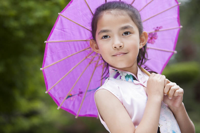 儿童,一个人,微笑,横图,室外,特写,白天,正面,快乐,幸福,纯洁,仅一个女性,仅一个人,握,旗袍,伞,油纸伞,注视,阳伞,树,小孩,粉色,绿色,观察,看,站着,仅一个小孩,休闲,放松,活力,可爱,乐趣,童年,童趣,握着,摄影,生活方式,观看,察看,享乐,关注,中国文化,肖像,童真,烂漫,无邪,无忧无虑,天真,女孩,女人,女性,孩子,半身,彩图,传统服装,装扮,欢乐,女生,传统文化,bj175