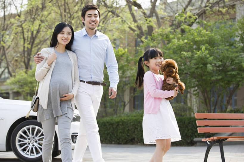 东方人,儿童,成年人,孕妇,三个人,四个人,家庭,夫妻,丈夫,妻子,父母,母亲,父亲,女儿,儿子,兄弟,姐妹,站,捧,笑,摸,微笑,露齿笑,横图,室外,白天,正面,衬衫,爱情,快乐,幸福,纯洁,石头,城市,路,汽车,宠物,狗,北京,日光,中国,亚洲,抚摸,连接,包,石子,长椅,机动车,浪漫,休闲装,现代,车,树,一只,小孩,绿色,动物,社区,交通工具,轿车,站着,保养,休闲,健康,温暖,温馨,父子,母子,一家人,怀孕,恩爱,父爱,可爱,母爱,亲密,童年,童趣,搭,保健,运输,恋人,摄影,生长,生活方式,希望,保护,和睦,享乐,待产,孕妇装,搭着,关爱,载具,亲情,豪华轿车,童真,东亚,烂漫,无邪,陪同,妊娠,准妈妈,陪伴,开端,天真,男孩,男人,男性,年轻男性,年轻女性,女孩,女人,女性,亚洲人,中国人,孩子,年轻人,夫妇,情侣,产妇,石块,岩石,步行,触摸,接触,捧着,拥抱,站立,彩图,爱,欢乐,深情,伴侣,和蔼,融洽,男生,居住区,开领,家用车,伴随,bj175