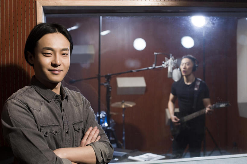 东方人,成年人,脸,头,脸颊,两个人,双手交叉,微笑,横图,室内,夜晚,正面,时尚,快乐,幸福,热情,合作,信心,窗户,北京,中国,亚洲,表演,透明,电吉他,吉他,乐器,弦乐器,音乐,听,注视,休闲装,娱乐,表演者,现代,肩膀,耳麦,观察,看,站着,休闲,活力,艺术家,摄影,观看,唱,察看,录音棚,麦克风,录音,双手抱胸,享乐,关注,扩音器,弹拨弦鸣乐器,肖像,爱好,吉他手,音乐人,东亚,陪同,完成,陪伴,男人,男性,年轻男性,亚洲人,中国人,年轻人,头部,脸部,脸蛋,面部,玻璃杯,歌手,制片人,彩图,欢乐,数码录音机,数字录音器,弹拨弦乐器,拨弦乐器,弹拨乐器,伴随,bj175