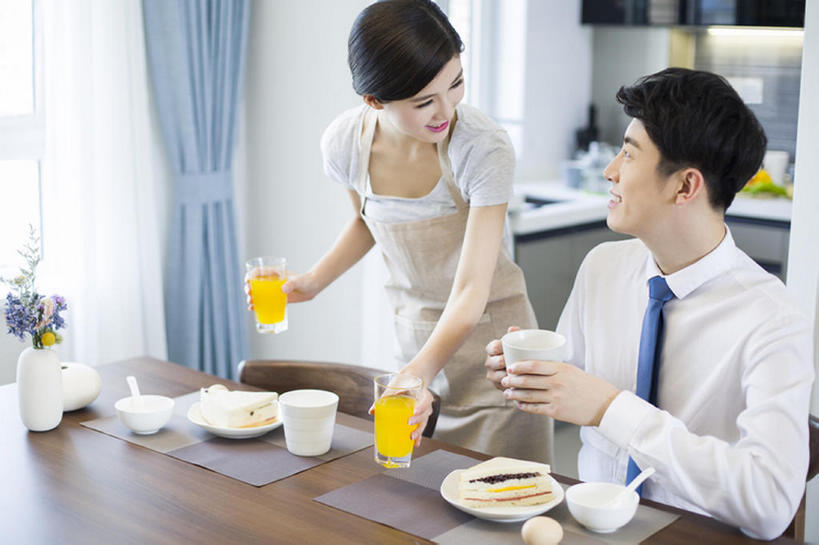 果汁,咖啡,东方人,成年人,两个人,家庭,丈夫,妻子,商务人士,家庭主妇,商务男性,家,笑,吃,微笑,露齿笑,横图,室内,白天,正面,衬衫,爱情,吃饭,家务,商务,早餐,快乐,幸福,餐桌,桌子,杯子,椅子,北京,中国,亚洲,喝,握,准备,竹制,套装,正装,围裙,饭厅,房屋,公寓,鸡蛋,粥,三明治,美味,食品,领带,饮品,浪漫,T恤,休闲装,饮食,餐饮,玻璃制品,食物,饮料,盘子,水杯,碗,站着,做,职业,健康,温暖,温馨,一家人,面对面,恩爱,亲密,服务,握着,恋人,摄影,生活方式,和睦,竹制品,享乐,关爱,可口,桔子汁,房地产,商务装,家居服,工薪阶层,东亚,健康食物,陪同,适口,陪伴,寿司帘,寿司席,寿司竹,寿司竹卷,寿司竹席,男人,男性,年轻男性,年轻女性,女人,女性,亚洲人,中国人,年轻人,情侣,白领,上班族,玻璃杯,烹调,说话,坐着,半身,彩图,衬衣,欢乐,伴侣,融洽,办公室职员,伴随,bj175