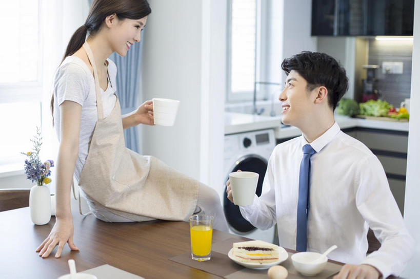 果汁,咖啡,东方人,成年人,两个人,家庭,丈夫,妻子,商务人士,家庭主妇,商务男性,家,笑,吃,微笑,露齿笑,横图,室内,白天,正面,衬衫,爱情,吃饭,家务,商务,早餐,快乐,幸福,餐桌,桌子,杯子,椅子,北京,中国,亚洲,喝,握,准备,竹制,套装,正装,围裙,饭厅,房屋,公寓,鸡蛋,粥,三明治,美味,食品,咖啡杯,领带,饮品,浪漫,T恤,休闲装,饮食,餐饮,玻璃制品,食物,饮料,盘子,水杯,碗,做,职业,健康,温暖,温馨,一家人,面对面,恩爱,亲密,握着,恋人,摄影,生活方式,和睦,竹制品,享乐,关爱,可口,桔子汁,房地产,商务装,家居服,工薪阶层,东亚,健康食物,陪同,适口,陪伴,寿司帘,寿司席,寿司竹,寿司竹卷,寿司竹席,男人,男性,年轻男性,年轻女性,女人,女性,亚洲人,中国人,年轻人,情侣,白领,上班族,玻璃杯,烹调,说话,坐着,半身,彩图,衬衣,爱,欢乐,伴侣,融洽,办公室职员,伴随,bj175