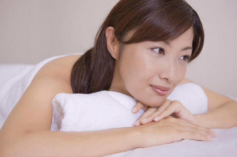 东方人,成年人,脸,头,脸颊,一个人,躺,微笑,室内,化妆,美容,仅一个年轻女性,仅一个女性,仅一个人,护肤,肩膀,毛巾,趴着,保养,享受,休闲,放松,保健,养颜,年轻女性,女人,女性,亚洲人,年轻人,头部,长发,脸部,脸蛋,面部,SPA美容,bj175