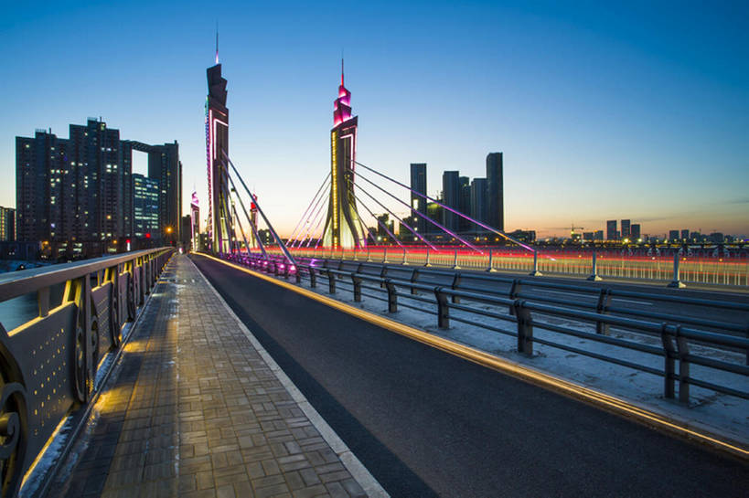 无人,栏杆,横图,彩色,室外,夜晚,背景,长时间曝光,度假,石头,美景,城市风光,城市,道路,高速公路,建筑,街道,路,路灯,公路,中国,亚洲,石子,直线,景观,路边,人行道,桥,车道,交通,娱乐,现代,霓虹,蓝色,风景,天空,黄昏,享受,休闲,景色,放松,摄影,五颜六色,车灯,宁静,迅速,柏油路,照亮,色彩斑斓,都市风光,五彩缤纷,沥青,东亚,五彩斑斓,五光十色,石块,岩石,马路,彩图,高层建筑,自行车道,建筑结构,广角,汽车广告背景图