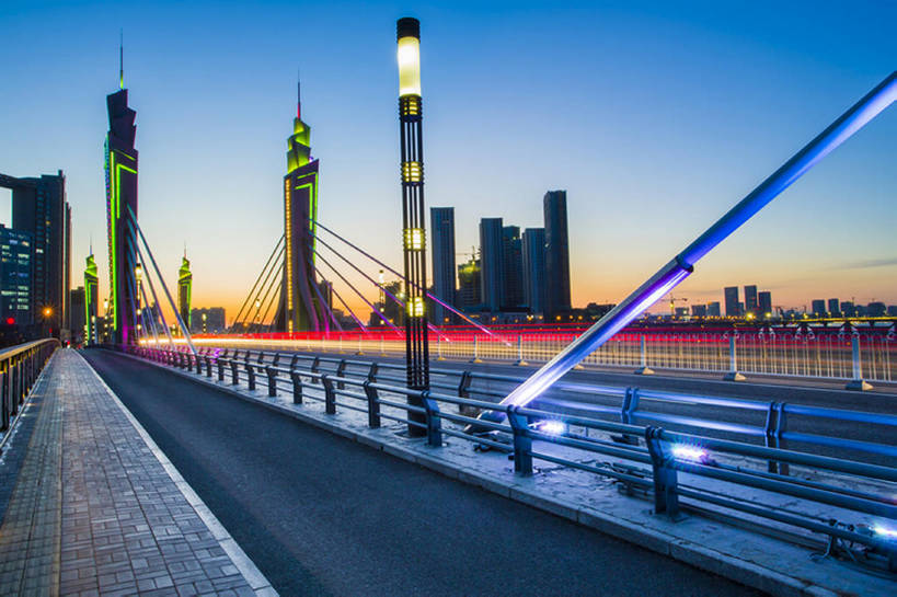 无人,栏杆,横图,彩色,室外,夜晚,背景,长时间曝光,度假,石头,美景,城市风光,城市,道路,高速公路,建筑,街道,路,路灯,公路,中国,亚洲,石子,直线,景观,路边,人行道,桥,车道,交通,娱乐,现代,霓虹,蓝色,风景,天空,黄昏,享受,休闲,景色,放松,摄影,五颜六色,车灯,宁静,迅速,柏油路,照亮,色彩斑斓,都市风光,五彩缤纷,沥青,东亚,五彩斑斓,五光十色,石块,岩石,马路,彩图,高层建筑,自行车道,建筑结构,广角,汽车广告背景图