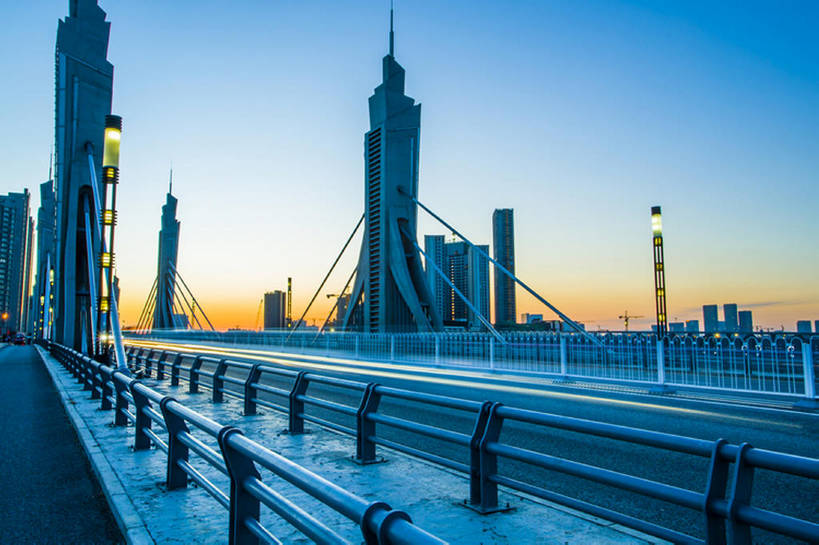 无人,栏杆,横图,室外,背景,长时间曝光,度假,日出,美景,日落,城市风光,城市,道路,高速公路,建筑,街道,路,路灯,公路,中国,亚洲,直线,景观,路边,桥,车道,地面,交通,黎明,娱乐,现代,蓝色,风景,蓝天,天空,黄昏,享受,休闲,景色,放松,摄影,车灯,宁静,迅速,柏油路,早晨,都市风光,沥青,东亚,马路,彩图,高层建筑,建筑结构,广角,汽车广告背景图