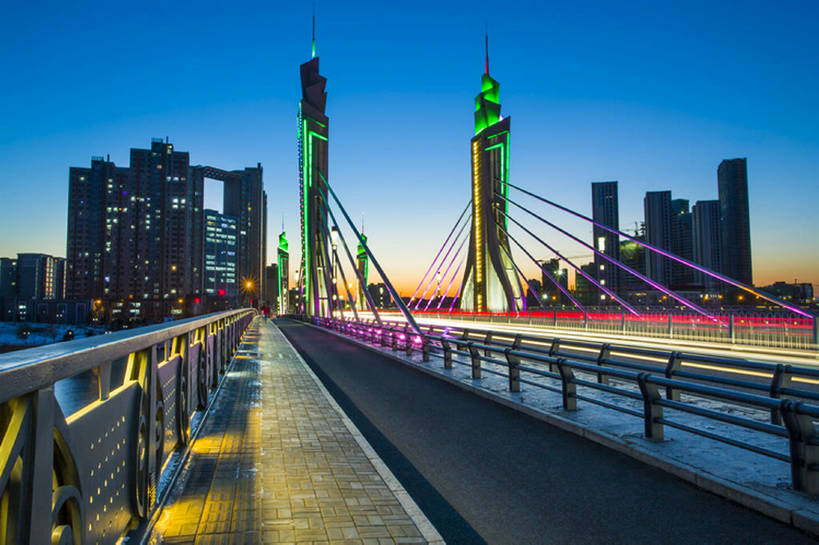 无人,栏杆,横图,彩色,室外,夜晚,背景,长时间曝光,度假,石头,美景,城市风光,城市,道路,高速公路,建筑,街道,路,路灯,公路,中国,亚洲,石子,直线,景观,路边,人行道,桥,车道,交通,娱乐,现代,霓虹,蓝色,风景,天空,黄昏,享受,休闲,景色,放松,摄影,五颜六色,车灯,宁静,迅速,柏油路,照亮,色彩斑斓,都市风光,五彩缤纷,沥青,东亚,五彩斑斓,五光十色,石块,岩石,马路,彩图,高层建筑,自行车道,建筑结构,广角,汽车广告背景图