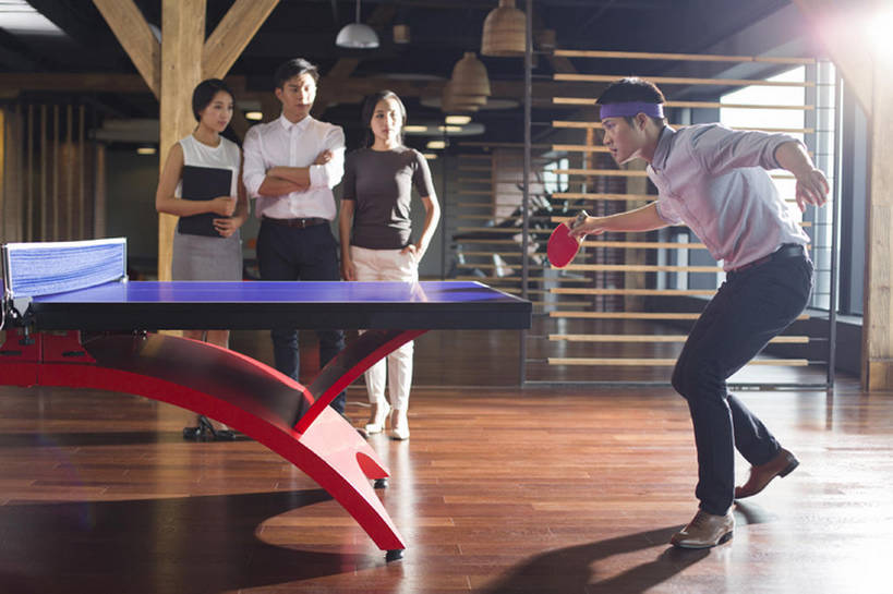 东方人,成年人,四个人,同事,商务人士,商务男性,商务女性,办公室,双手交叉,横图,室内,白天,侧面,镜头眩光,衬衫,锻炼,商务,快乐,成功,比赛,运动,合作,团队,集体,信心,竞争,窗户,城市,建筑,北京,中国,亚洲,行人,游客,游人,对抗,弯腰,握,套装,乒乓球拍,乒乓球桌,球拍,竞技运动,训练,玩,娱乐,运动器械,现代,队伍,路人,旅客,看,站着,职业,休闲,健康,健身器械,办公大楼,放松,活力,握着,摄影,生活方式,观看,张开双腿,专心,领导,双手抱胸,酷,敏捷,体育运动,企业,公司,成就,决心,爱好,商务装,健身器材,合伙,领袖,发卡,逆光,挑战,工薪阶层,东亚,陪同,技能,陪伴,展开双腿,过客,体育活动,体育,乒乓球,男人,男性,年轻男性,年轻女性,女人,女性,亚洲人,中国人,年轻人,白领,上班族,休闲活动,彩图,全身,衬衣,健身,运动器材,办公室职员,伸展双腿,伴随