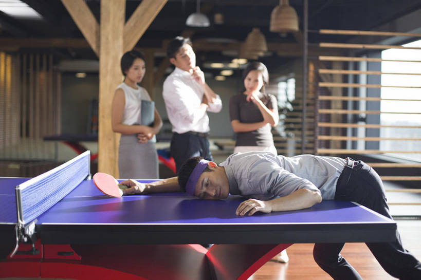 东方人,成年人,四个人,同事,商务人士,商务男性,商务女性,办公室,横图,室内,白天,正面,衬衫,锻炼,商务,快乐,失败,成功,比赛,运动,合作,团队,集体,信心,竞争,窗户,城市,建筑,北京,中国,亚洲,行人,游客,游人,对抗,握,套装,沮丧,乒乓球拍,乒乓球桌,球拍,竞技运动,训练,玩,娱乐,运动器械,现代,队伍,路人,旅客,趴着,站着,职业,休闲,健康,疲倦,健身器械,办公大楼,放松,握着,摄影,生活方式,失望,疲劳,领导,疲惫,体育运动,企业,公司,成就,消极,爱好,商务装,困乏,健身器材,反差,合伙,领袖,发卡,挑战,工薪阶层,东亚,陪同,疲乏,挫败,悲哀,委顿,疲困,疲顿,疲钝,倦怠,怠倦,陪伴,过客,体育活动,体育,乒乓球,男人,男性,年轻男性,年轻女性,女人,女性,亚洲人,中国人,年轻人,白领,上班族,休闲活动,躺着,彩图,衬衣,健身,运动器材,办公室职员,伴随