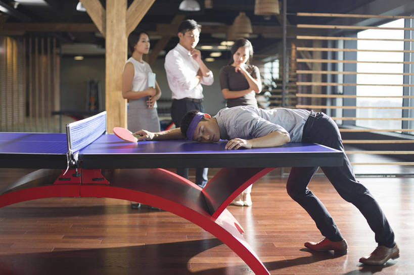 东方人,成年人,四个人,同事,商务人士,商务男性,商务女性,办公室,横图,室内,白天,正面,衬衫,锻炼,商务,快乐,失败,成功,比赛,运动,合作,团队,集体,信心,竞争,窗户,城市,建筑,北京,中国,亚洲,行人,游客,游人,对抗,握,套装,沮丧,乒乓球拍,乒乓球桌,球拍,竞技运动,训练,玩,娱乐,运动器械,现代,队伍,路人,旅客,趴着,站着,职业,休闲,健康,疲倦,健身器械,办公大楼,放松,握着,摄影,生活方式,失望,疲劳,领导,疲惫,体育运动,企业,公司,成就,消极,爱好,商务装,困乏,健身器材,反差,合伙,领袖,发卡,挑战,工薪阶层,东亚,陪同,疲乏,挫败,悲哀,委顿,疲困,疲顿,疲钝,倦怠,怠倦,陪伴,过客,体育活动,体育,乒乓球,男人,男性,年轻男性,年轻女性,女人,女性,亚洲人,中国人,年轻人,白领,上班族,休闲活动,闭着眼睛,躺着,彩图,全身,衬衣,健身,运动器材,办公室职员,伴随