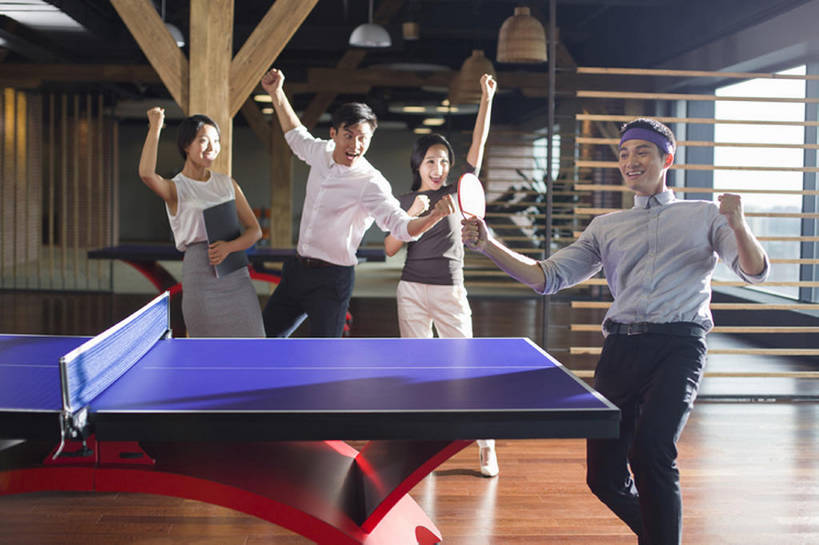 东方人,成年人,四个人,同事,商务人士,商务男性,商务女性,办公室,举,笑,微笑,露齿笑,横图,室内,白天,正面,衬衫,锻炼,商务,快乐,兴奋,幸福,成功,比赛,运动,合作,团队,集体,信心,竞争,窗户,城市,建筑,北京,中国,亚洲,行人,游客,游人,对抗,握,套装,欢呼,庆祝,乒乓球拍,乒乓球桌,球拍,竞技运动,训练,玩,娱乐,运动器械,现代,队伍,路人,旅客,刺激,托,站着,职业,休闲,健康,健身器械,办公大楼,放松,活力,亲密,握着,摄影,生活方式,领导,享乐,体育运动,企业,公司,成就,爱好,商务装,健身器材,反差,合伙,领袖,发卡,挑战,工薪阶层,东亚,陪同,陪伴,过客,体育活动,获胜,体育,乒乓球,男人,男性,年轻男性,年轻女性,女人,女性,亚洲人,中国人,年轻人,白领,上班族,休闲活动,举起,举手,举着,向上举,向上伸,向上托,彩图,衬衣,健身,欢乐,运动器材,办公室职员,伴随