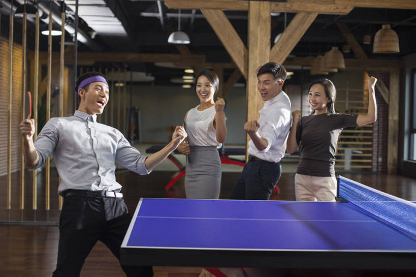 东方人,成年人,四个人,同事,商务人士,商务男性,商务女性,办公室,举,笑,微笑,露齿笑,横图,室内,白天,正面,衬衫,锻炼,商务,快乐,兴奋,幸福,成功,比赛,运动,合作,团队,集体,信心,竞争,窗户,城市,建筑,北京,中国,亚洲,行人,游客,游人,对抗,握,套装,欢呼,庆祝,乒乓球拍,乒乓球桌,球拍,竞技运动,训练,玩,娱乐,运动器械,现代,队伍,路人,旅客,刺激,托,站着,职业,休闲,健康,健身器械,办公大楼,放松,活力,亲密,握着,摄影,生活方式,领导,享乐,体育运动,企业,公司,成就,爱好,商务装,健身器材,反差,合伙,领袖,发卡,挑战,工薪阶层,东亚,陪同,陪伴,过客,体育活动,获胜,体育,乒乓球,男人,男性,年轻男性,年轻女性,女人,女性,亚洲人,中国人,年轻人,白领,上班族,休闲活动,举起,举手,举着,向上举,向上伸,向上托,彩图,衬衣,健身,欢乐,运动器材,办公室职员,伴随